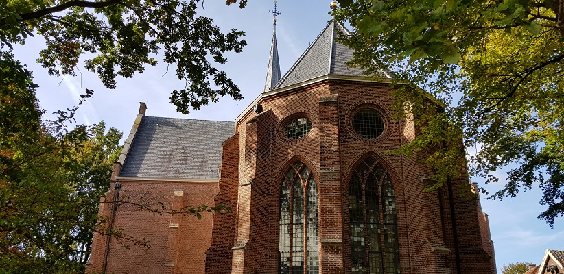 Wandelen over het Romeinse Limespad bij kerk in Zoeterwoude-Dorp