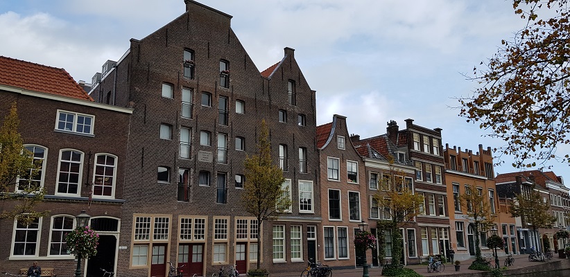 Wandelen over het Romeinse Limespad bij historische pakhuizen in Leiden