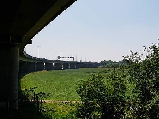 Wandelen over het Romeinse Limespad onder Rijnbrug A50 bij Renkum