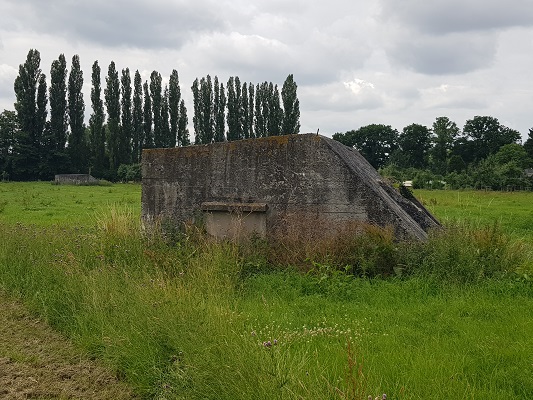 Wandelen over het Romeinse Limespad bij bunker van de Hollandse Waterlinie bij Fort Vechten