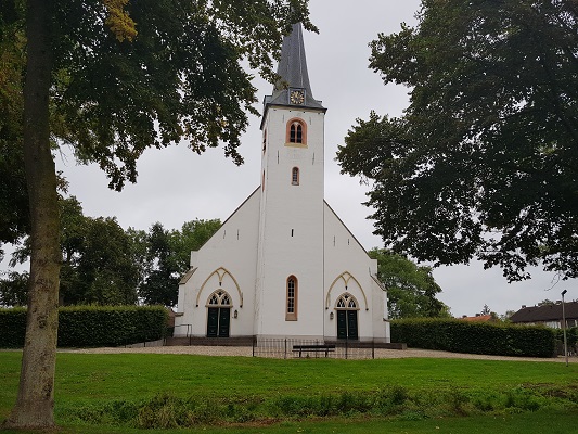 Wandelen over het Romeinse Limespad bij de witte kerk in Rijswijk