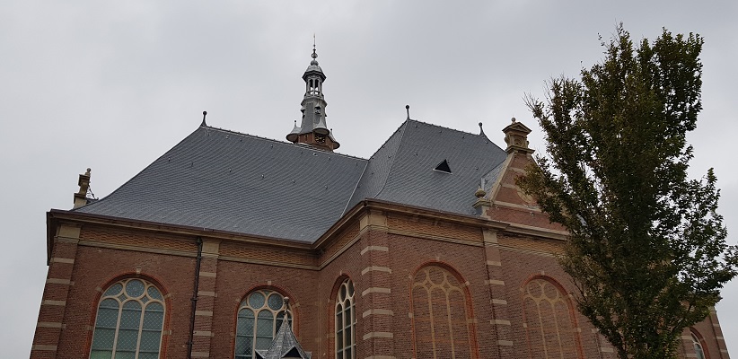 Wandelen over het Romeinse Limespad bij kerk in Katwijk aan Zee