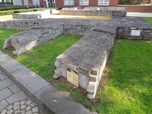 Wandelen over het Romeinse Limespad bij restanten Romeins Fort in Nijmegen