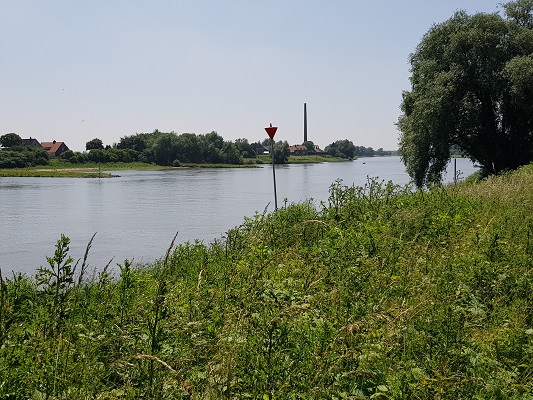 Wandelen over het Romeinse Limespad bij de Oude Rijn bij Renkum