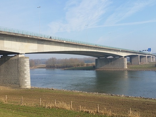 De Rijnbrug A50 op wandeling over Roots Natuurpad van Doorwerth naar Winssen