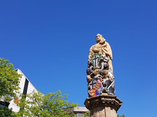 Beeld op markt Brilon op wandeling van Brilon naar Olsberg tijdens wandelreis over Rothaarsteige in Sauerland in Duitsland