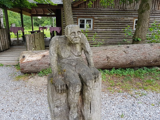 Houtkunstwerk op wandeling van Brilon naar Olsberg tijdens wandelreis over Rothaarsteige in Sauerland in Duitsland