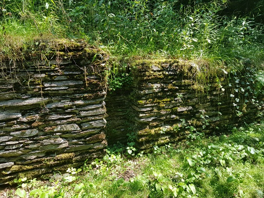 Oude kerkmuur op wandeling van Brilon naar Olsberg tijdens wandelreis over Rothaarsteige in Sauerland in Duitsland
