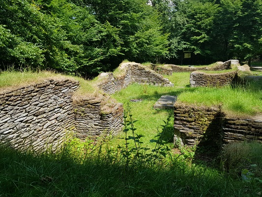 Fundering kerk op wandeling van Brilon naar Olsberg tijdens wandelreis over Rothaarsteige in Sauerland in Duitsland