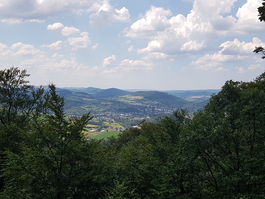 Blik over Sauerland op wandeling van Brilon naar Olsberg tijdens wandelreis over Rothaarsteige in Sauerland in Duitsland