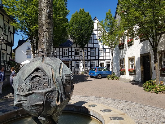 Fontein in Brilon op wandeling van Brilon naar Olsberg tijdens wandelreis over Rothaarsteige in Sauerland in Duitsland