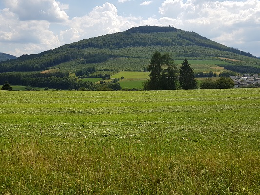 Heuvellandschap op wandeling van Brilon naar Olsberg tijdens wandelreis over Rothaarsteige in Sauerland in Duitsland