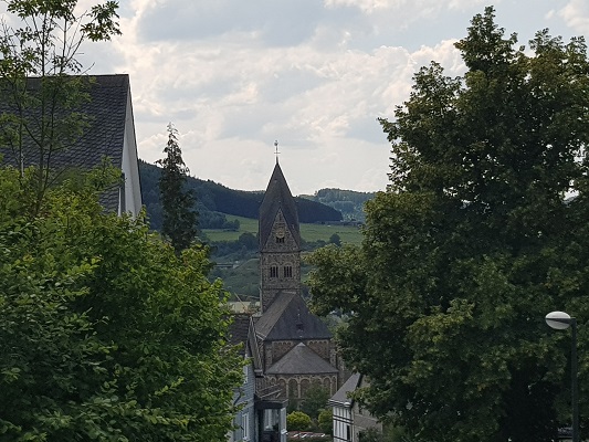 Kerk Brilon op wandeling van Brilon naar Olsberg tijdens wandelreis over Rothaarsteige in Sauerland in Duitsland