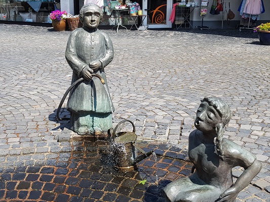Beeldjes op markt Brilon op wandeling van Brilon naar Olsberg tijdens wandelreis over Rothaarsteige in Sauerland in Duitsland