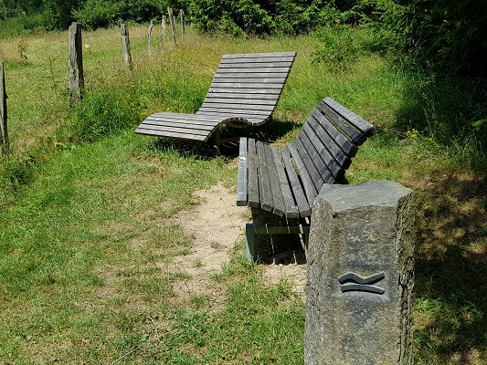 Zitbanken op wandeling van Brilon naar Olsberg tijdens wandelreis over Rothaarsteige in Sauerland in Duitsland
