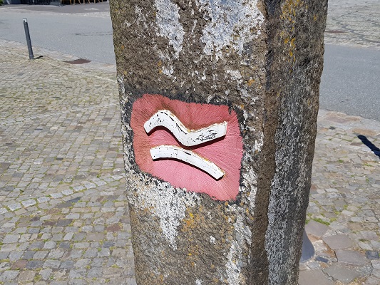 Markering Rothaarsteig tijdens wandelreis over Rothaarsteig in Sauerland in Duitsland