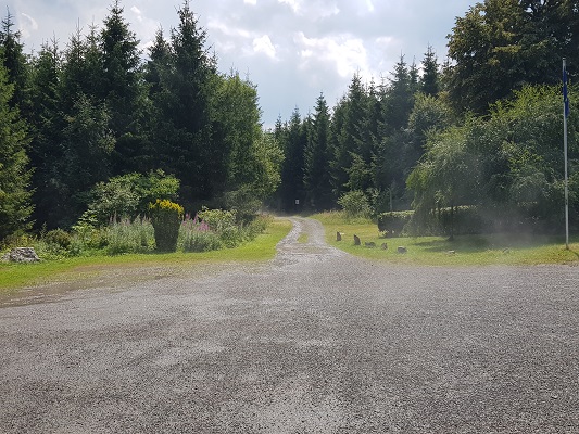 Bosweg tijdens wandeling van Jaghaus naar Thein-Weser-Turm op wandelreis over Rothaarsteige in Sauerland in Duitsland