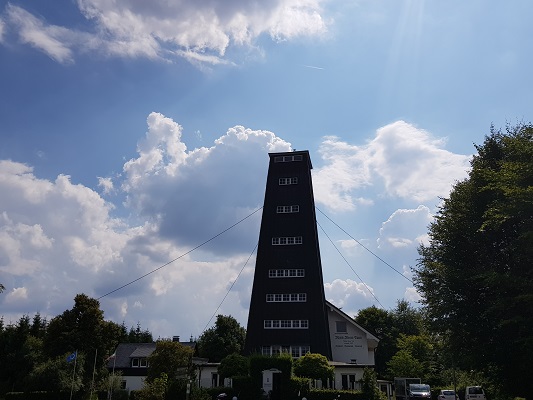 Toren Rhein-Weser tijdens wandeling van Jaghaus naar Thein-Weser-Turm op wandelreis over Rothaarsteige in Sauerland in Duitsland