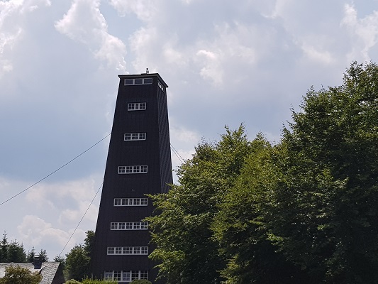 Toren RHein-Weser tijdens wandeling van Jaghaus naar Thein-Weser-Turm op wandelreis over Rothaarsteige in Sauerland in Duitsland
