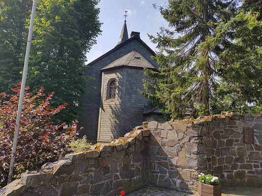 Kerk Langewiese tijdens wandeling van Kahler Asten naar de Hoheleyehutte over de Rothaarsteige in Sauerland in Duitsland