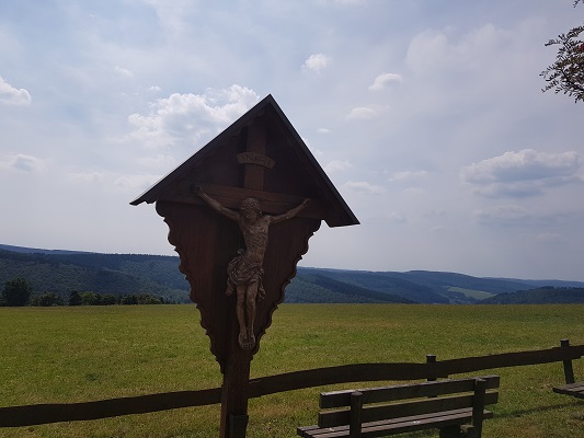 Wegkruis tijdens wandeling van Kahler Asten naar de Hoheleyehutte over de Rothaarsteige in Sauerland in Duitsland