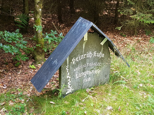 Herdenkingssteeen Langewiese tijdens wandeling van Kahler Asten naar de Hoheleyehutte over de Rothaarsteige in Sauerland in Duitsland