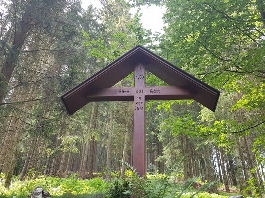 Wegkruis tijdens wandeling van Kahler Asten naar de Hoheleyehutte over de Rothaarsteige in Sauerland in Duitsland