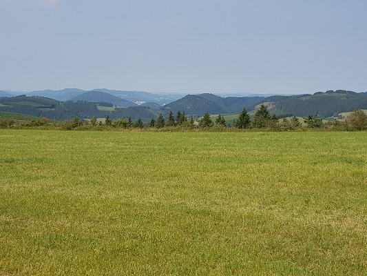 Landschap tijdens wandeling van Kahler Asten naar de Hoheleyehutte over de Rothaarsteige in Sauerland in Duitsland