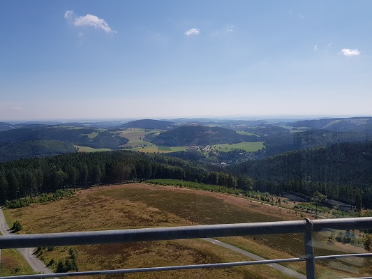 Uitzicht over skigebied Willingen tijdens wandeling van Willingen naar Usseln op wandelreis over Rothaarsteige in Sauerland in Duitsland