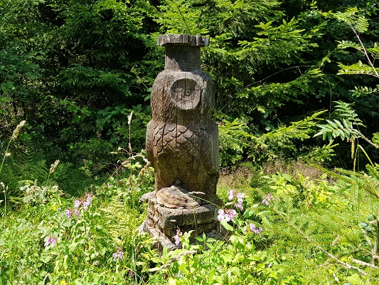 Houtkunstwerk uil tijdens wandeling van Willingen naar Usseln op wandelreis over Rothaarsteige in Sauerland in Duitsland