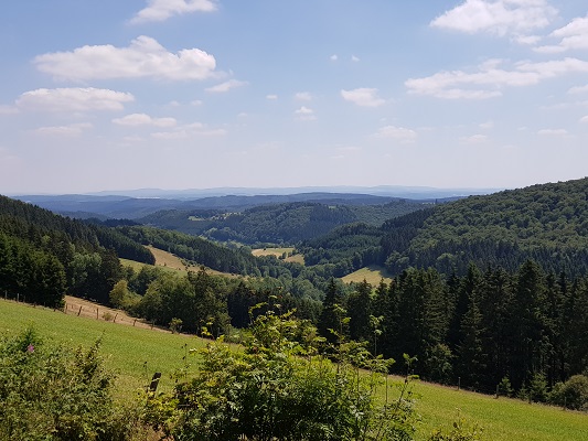 Berglandschap tijdens wandeling van Willingen naar Usseln op wandelreis over Rothaarsteige in Sauerland in Duitsland