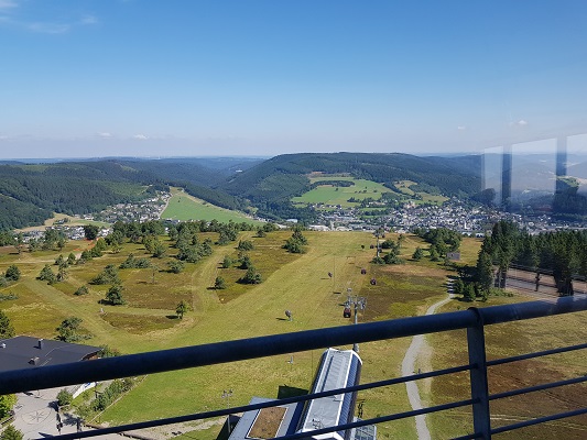 Uitzicht vanaf toren over Willingen tijdens wandeling van Willingen naar Usseln op wandelreis over Rothaarsteige in Sauerland in Duitsland