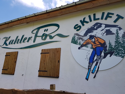 Kahler Pön Skilift in Ussseln tijdens wandeling van Willingen naar Usseln op wandelreis over Rothaarsteige in Sauerland in Duitsland