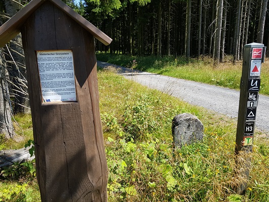 Markeersteen en grenssteen tijdens wandeling van Willingen naar Usseln op wandelreis over Rothaarsteige in Sauerland in Duitsland
