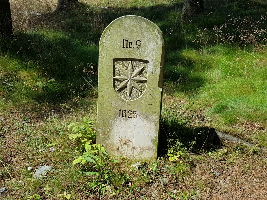 Markeersteen tijdens wandeling van Willingen naar Usseln op wandelreis over Rothaarsteige in Sauerland in Duitsland