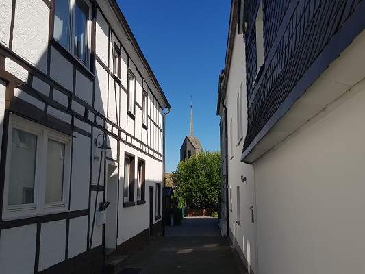 Huis met kerk in Winterberg op wandeling van Winterberg naar Kahler Asten tijdens wandelreis over Rothaarsteige in Sauerland in Duitsland