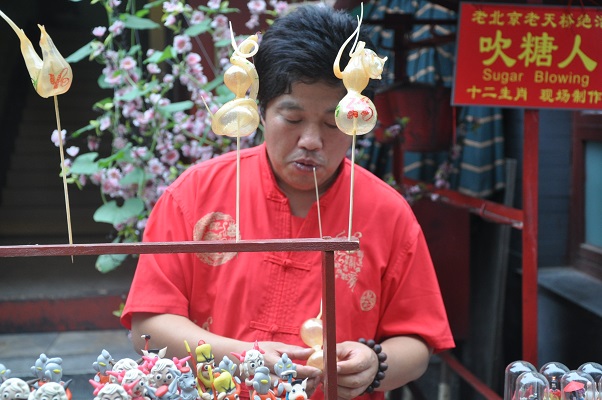 Suikerkunstenaar tijdens stadswandeling in Peking China