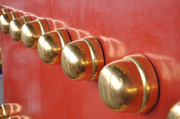 Gouden knoppen op deur in Verboden Stad tijdens stadswandeling in Peking China