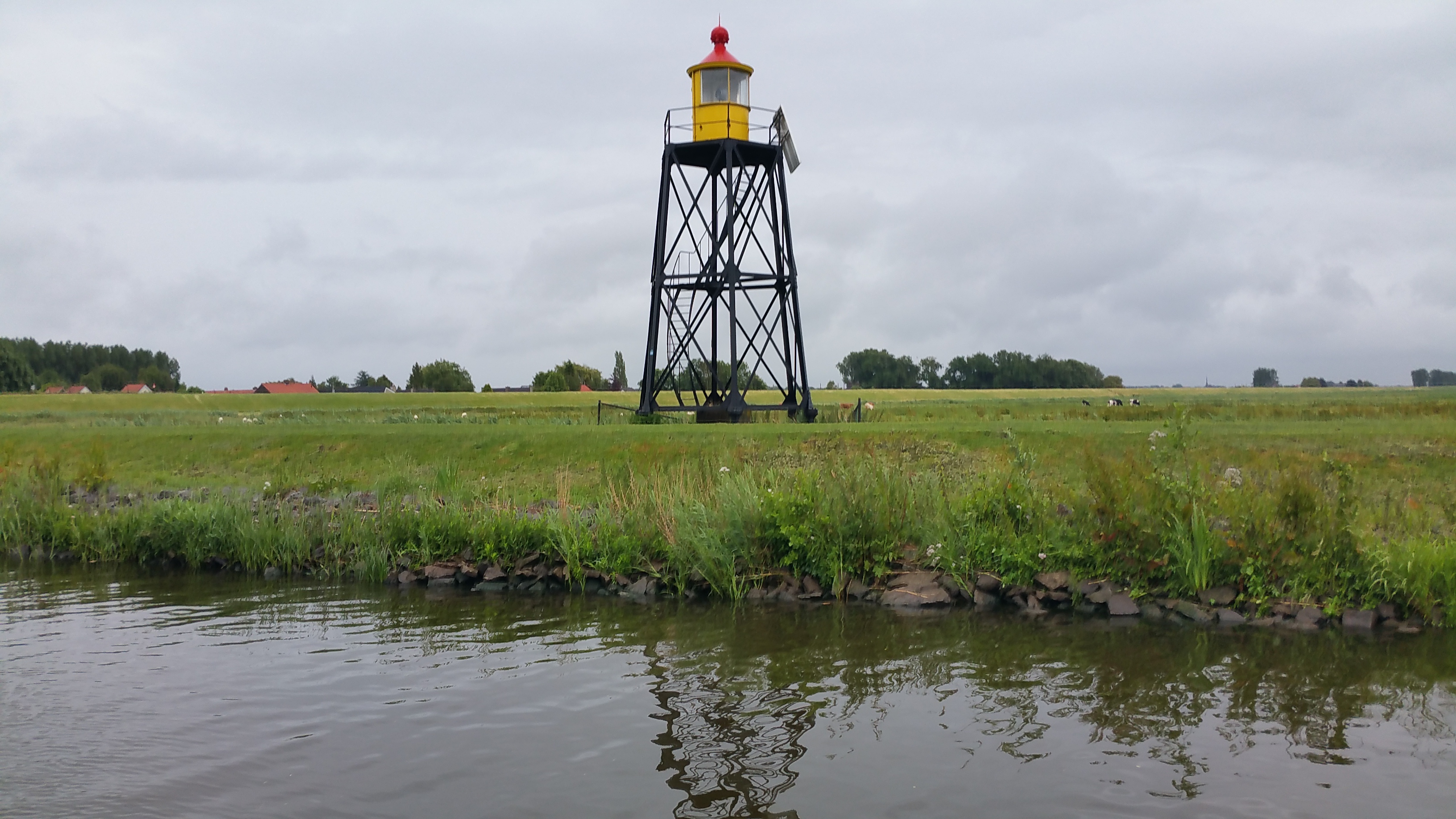 Lichttoren Nieuwendijk tijdens wandeling op eiland Tiengemeten