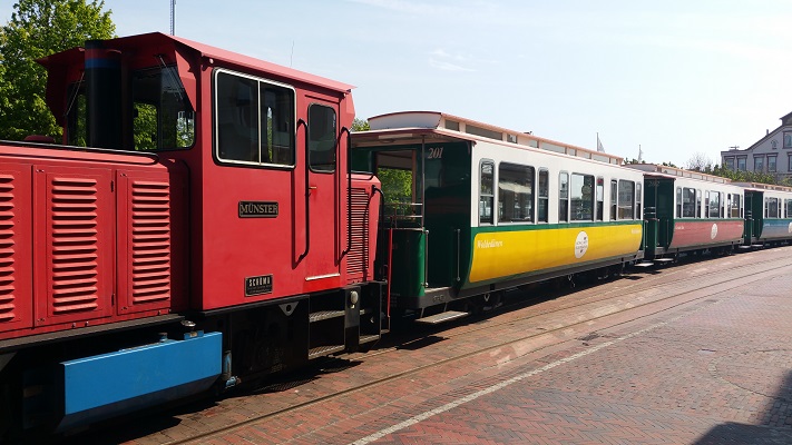 Historisch treintje op waddeneiland Borkum in een wandeling WaddenWandelen op Borkum