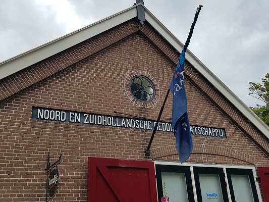 Noord en Zuidhollandsche Reddingsmaatschappij in Nes op wandeling WaddenWandelen in rondje Oost-Ameland