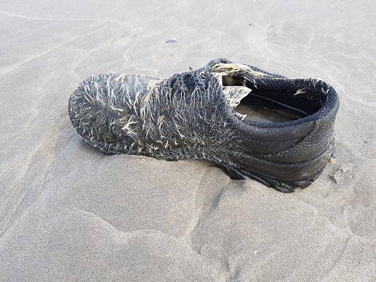 Verloren schoen op Noordzeestrand op wandeling WaddenWandelen in rondje Oost-Ameland