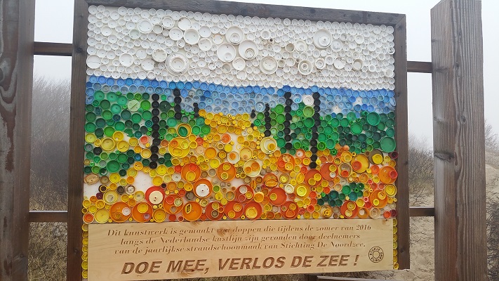 Kunstwerk van afval op wandeling WaddenWandelen in een rondje over Oost-Vlieland