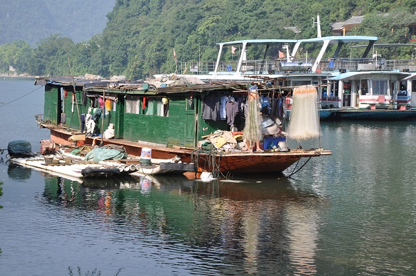 Woonboot in rivier de Li tijdens wandeling in karstgebied bij Guilin in China