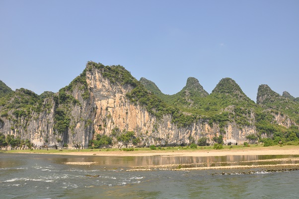 Karstbergen langs rivier de Li tijdens wandeling in karstgebied bij Guilin in China