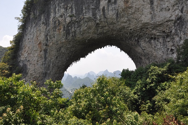 Boog in rots tijdens wandeling in karstgebied bij Guilin in China