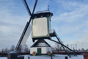 Jettens molen in Uden tijdens wandeling langs monumenten in Uden in Noord-Brabant