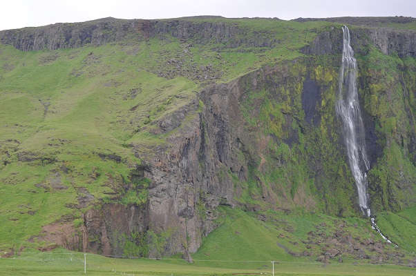 Waterval Skogafoss tijdens wandeling in het zuiden van IJsland op wandelreis in IJsland