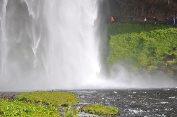 Waterval Seljalandfoss tijdens wandeling in het zuiden van IJsland op wandelreis in IJsland