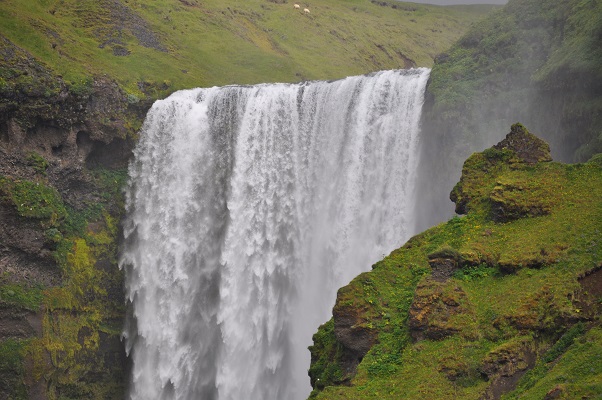 Waterval Skogafoss tijdens wandeling in het zuiden van IJsland op wandelreis in IJsland